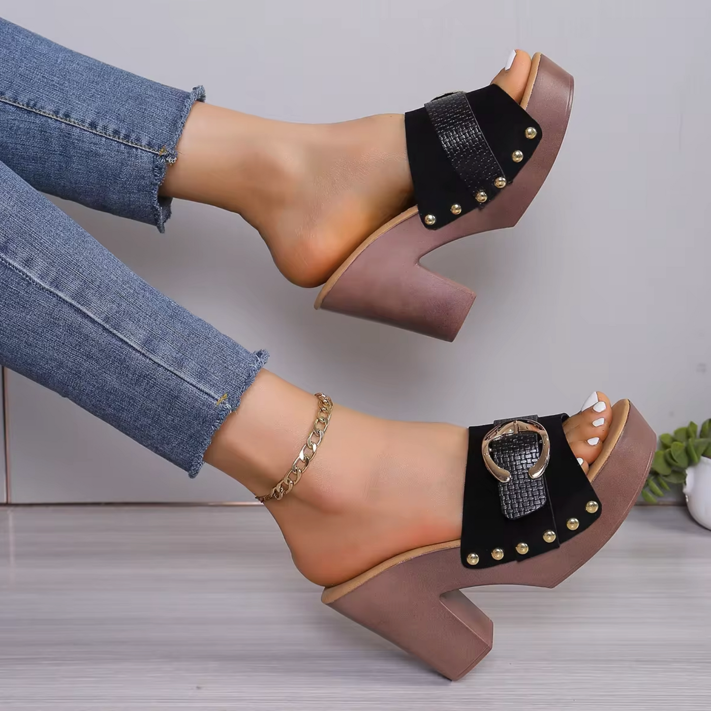 Brisa | Sandalias abiertas con tacón alto.