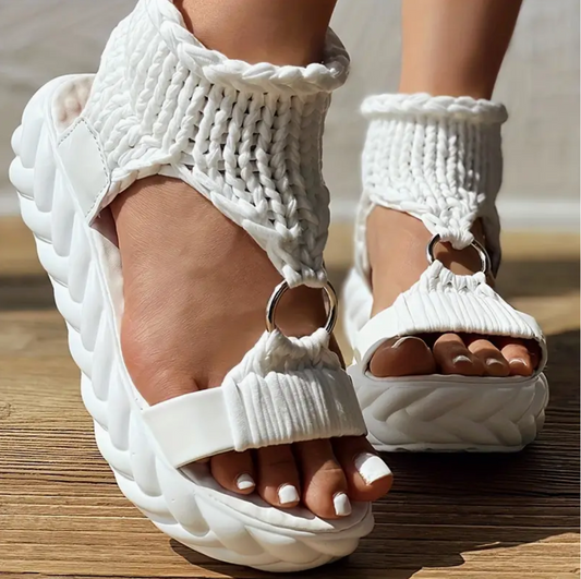 Frida | Las elegantes sandalias de plataforma con patrón de crochet.