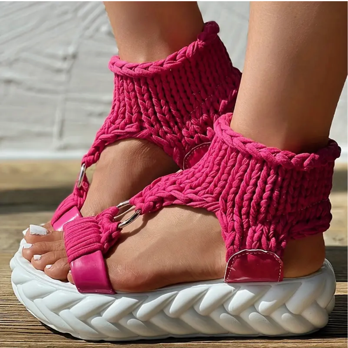 Frida | Las elegantes sandalias de plataforma con patrón de crochet.