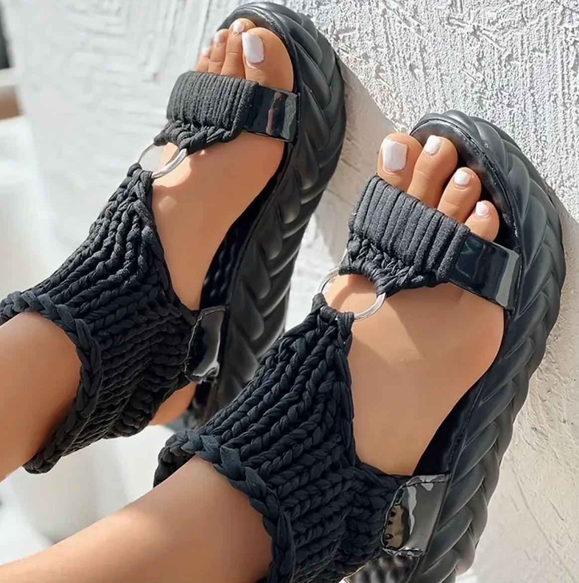 Frida | Las elegantes sandalias de plataforma con patrón de crochet.