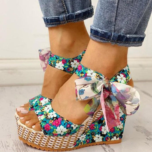 Ana | Sandalias de cuña con estampado floral.