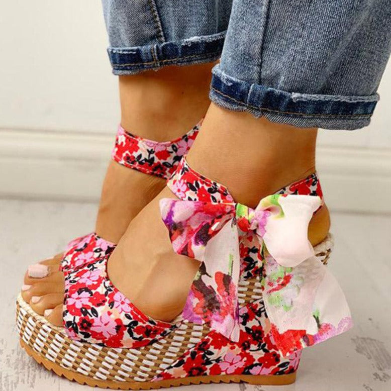 Ana | Sandalias de cuña con estampado floral.