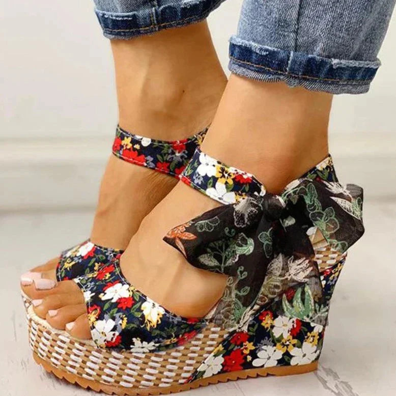 Marina | Sandalias de mujer con tacón de cuña y estampado floral en una tendencia elegante