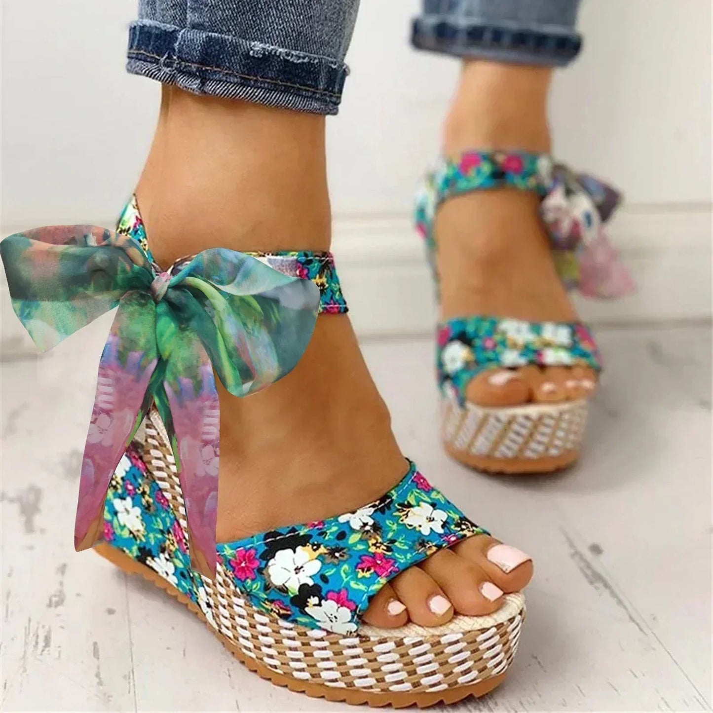 Marina | Sandalias de mujer con tacón de cuña y estampado floral en una tendencia elegante