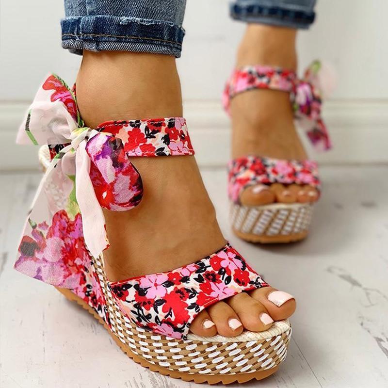 Ana | Sandalias de cuña con estampado floral.