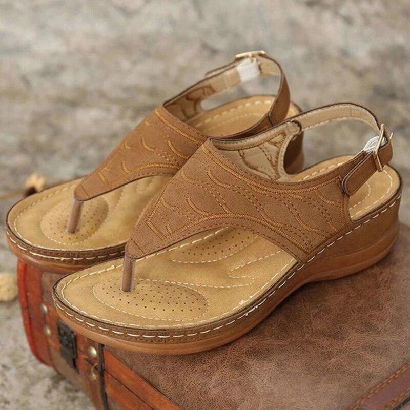 Irene | Romanza Sandalias de cuña elegantes para el look playero de verano.