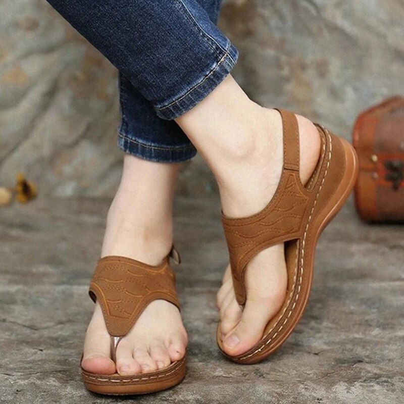 Irene | Romanza Sandalias de cuña elegantes para el look playero de verano.